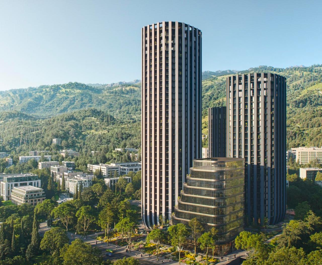 Тбилиси, Грузия — современные новостройки и горы Мтацминда